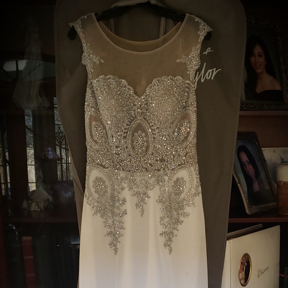 White Gown / Wedding Dress - Picture 2 of 8